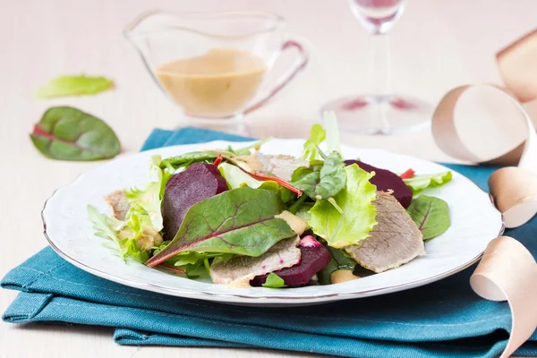 Fresh salad with lettuce leaves, boiled beef, beet, mustard sauc — Stock Photo, Image