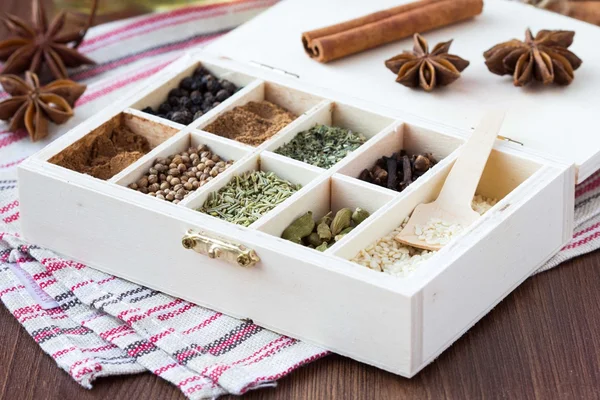 Assortimento di spezie ed erbe in scatola di legno, bac alimentare — Foto Stock