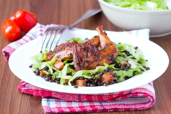 Delicious salad with black lentils, fried legs quail, tomatoes, — Stock Photo, Image