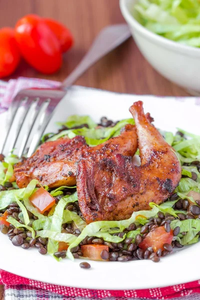 Delicious salad with black lentils, fried legs quail, tomatoes, — Stock Photo, Image