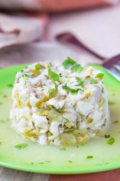 Ceviche tártaro de pescado blanco crudo con aceitunas, limón, salsa — Foto de Stock