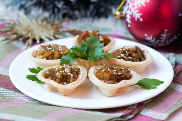 Berenjenas canapé con cebolla, zanahorias, sésamo en tartaleta — Foto de Stock