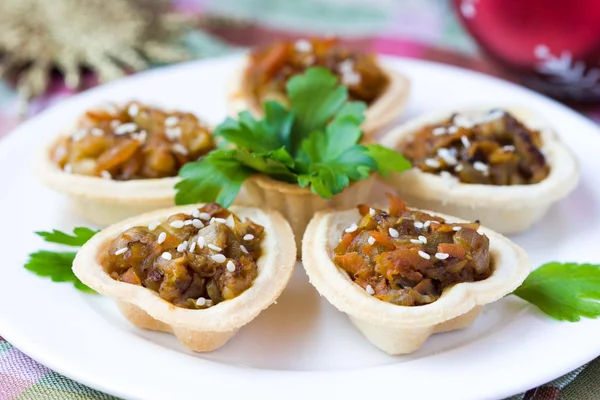 Eggplants canape with onion, carrots, sesame in tartlet — Stock Photo, Image