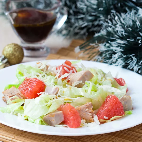 Delicious fresh salad with grapefruit, chicken, lettuce, cheese — Stock Photo, Image