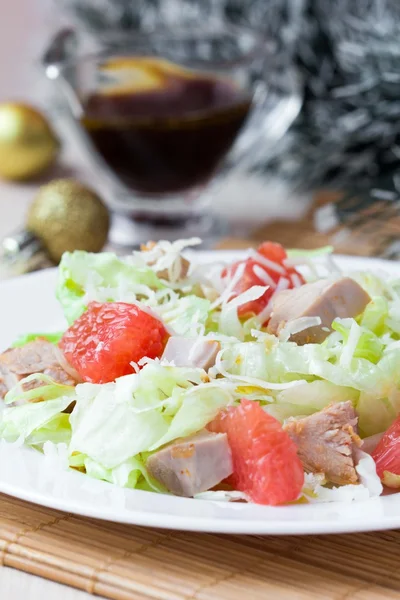 Delicious fresh salad with grapefruit, chicken, lettuce, cheese — Stock Photo, Image