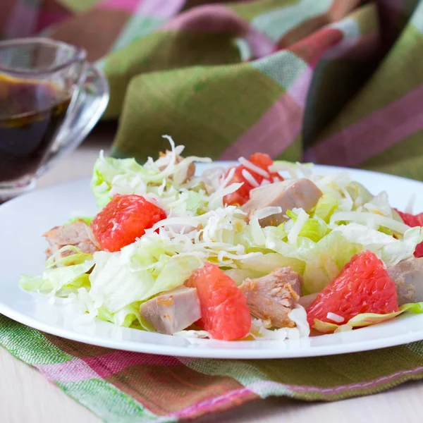 Delicious fresh salad with grapefruit, chicken, lettuce, cheese — Stock Photo, Image