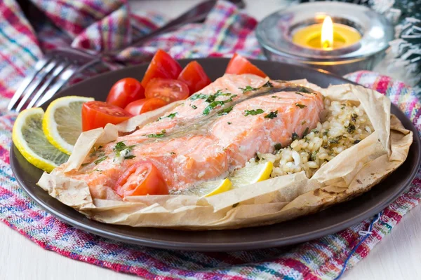 Salmon steak with rice, herbs, tomatoes, baked in parchment pape — Stock Photo, Image