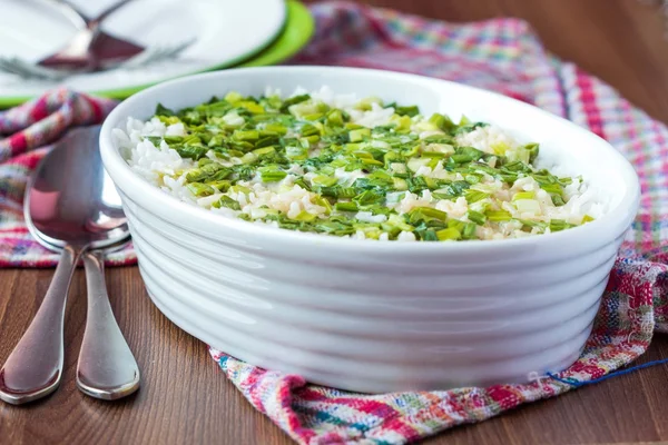 Cazuela de arroz con huevo, cebolletas verdes, cilantro, chile, a —  Fotos de Stock