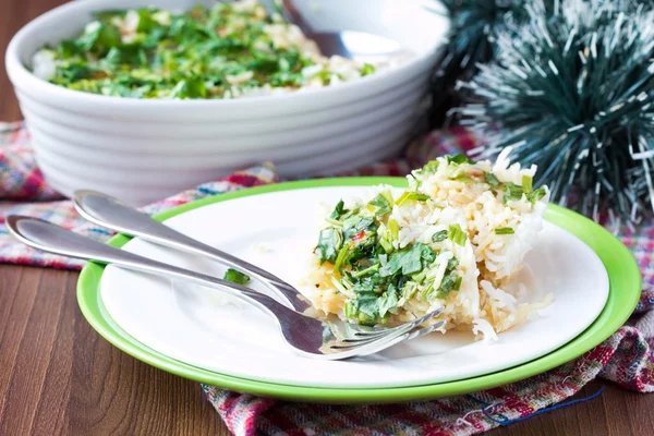 Cazuela de arroz con huevo, cebolletas verdes, cilantro, chile, a — Foto de Stock