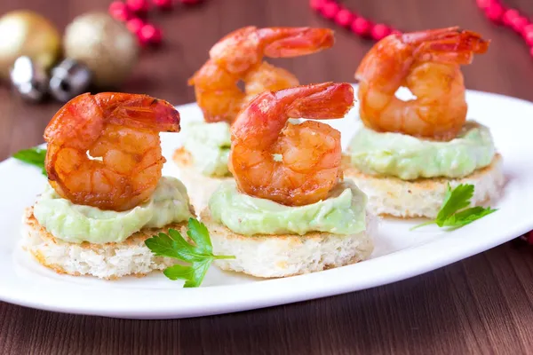 Shrimp on toast with guacamole sauce avocado, Christmas tasty ap — Stock Photo, Image