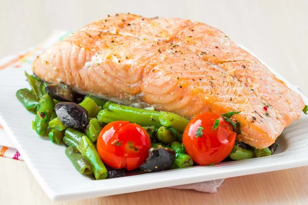 Fillet of red fish salmon with green beans, tomatoes and black o — Stock Photo, Image