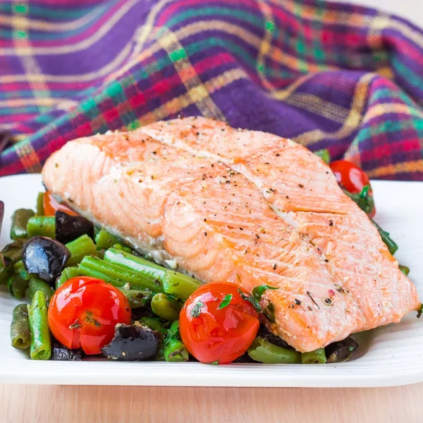 Fillet of red fish salmon with green beans, tomatoes and black o — Stock Photo, Image