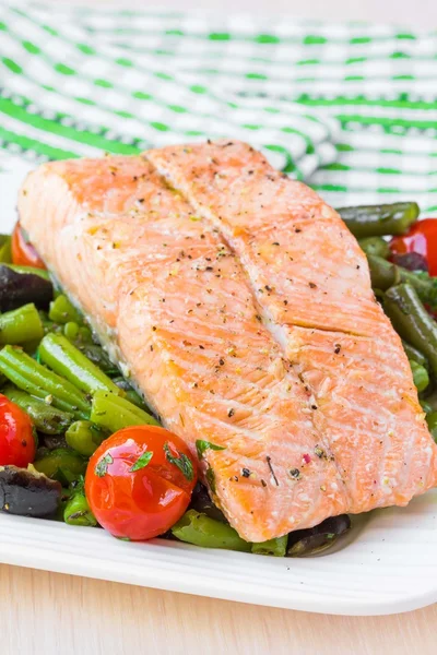 Fillet of red fish salmon with green beans, tomatoes and black o — Stock Photo, Image