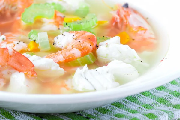 Sopa de pescado con gambas, filete blanco de bacalao y perca, apio, c — Foto de Stock