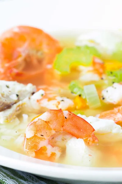 Fischsuppe mit Garnelen, weißem Kabeljaufilet und Barsch, Sellerie, — Stockfoto