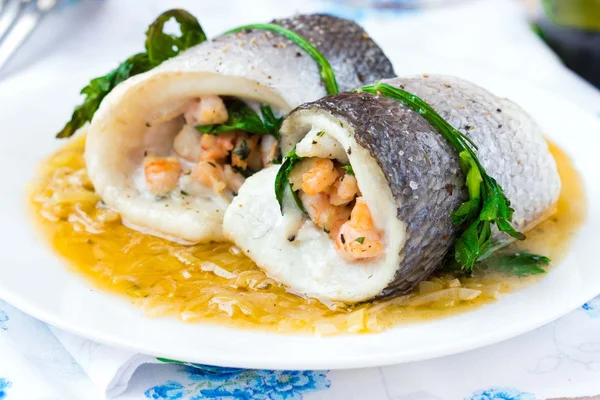 Rollos de pescado de filete dorado de camarones rellenos y espinacas con onio — Foto de Stock