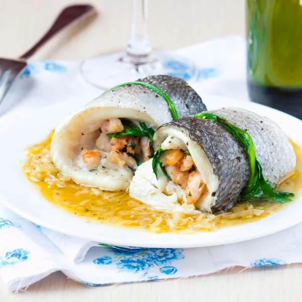 Рыбные рулеты креветок с филе дорадо и шпинат с луком — стоковое фото