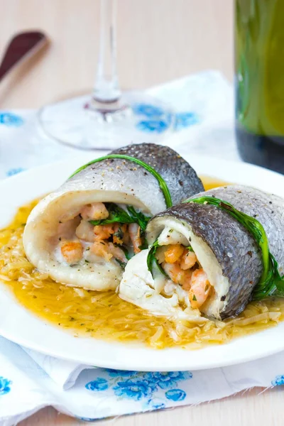 Rolos de peixe de filé de dorado recheado camarão e espinafre com onio — Fotografia de Stock
