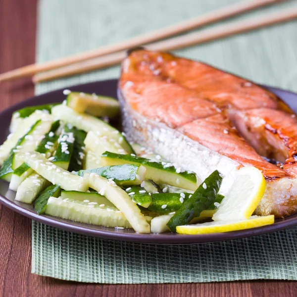 काकडी सॅलड आणि सोया सॉस, जपानसह लाल मासे ग्रिल केलेले सॅमोन — स्टॉक फोटो, इमेज