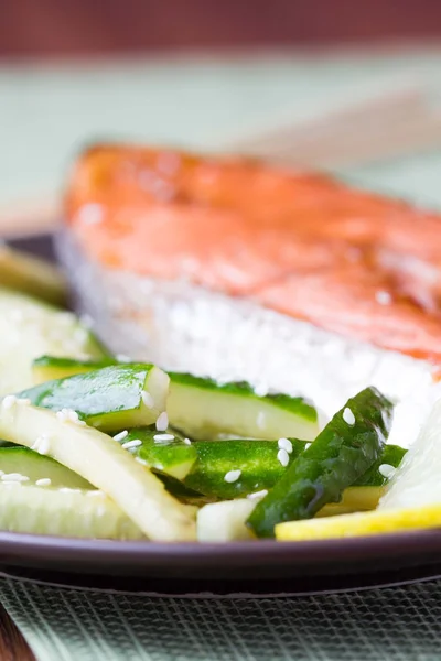 红色的鱼烤三文鱼配黄瓜沙拉和酱油、 日本 — 图库照片