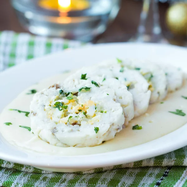 Roulade worp van witte vis filet kabeljauw gevuld met ei, saus — Stockfoto