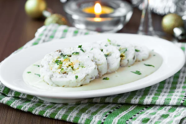 Roulade rollo de pescado blanco filete de bacalao relleno de huevo, salsa ser — Foto de Stock