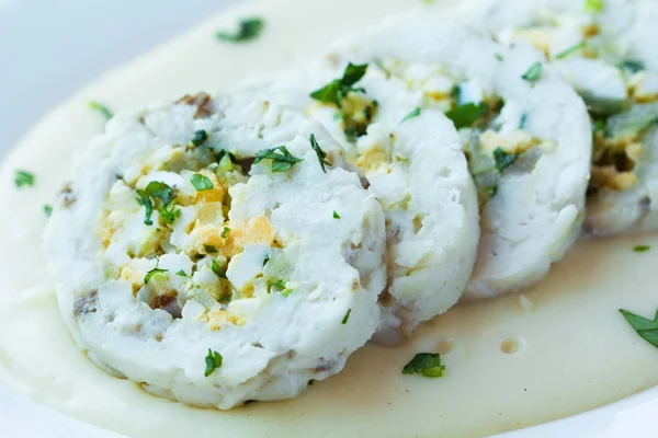 Roulade rollo de pescado blanco filete de bacalao relleno de huevo, salsa ser —  Fotos de Stock