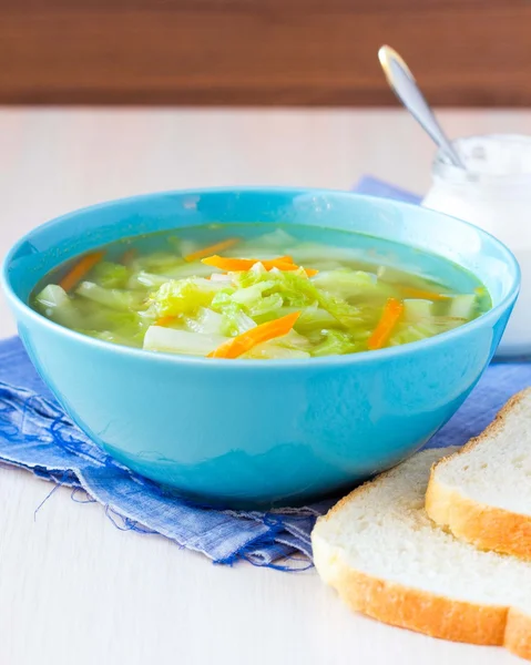 Sopa de verduras con col, colinabo, zanahorias, vegetariano saludable —  Fotos de Stock