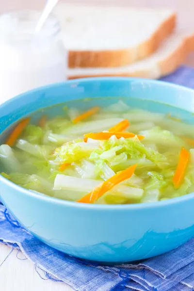 Овощной суп с капустой, кольраби, морковь, здоровое вегетарианство — стоковое фото