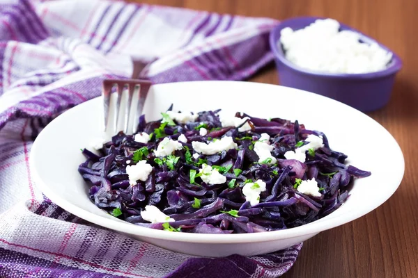 Stewed red cabbage with feta cheese, cilantro, healthy dish, gar — Stock Photo, Image