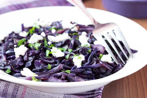 Col roja guisada con queso feta, cilantro, plato saludable, gar — Foto de Stock