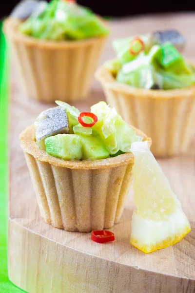 Salad tartar with herring, avocado, lettuce in tartlet, canapes — Stock Photo, Image