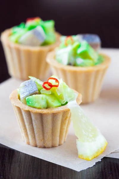 Salad tartar with herring, avocado, lettuce in tartlet, canapes — Stock Photo, Image