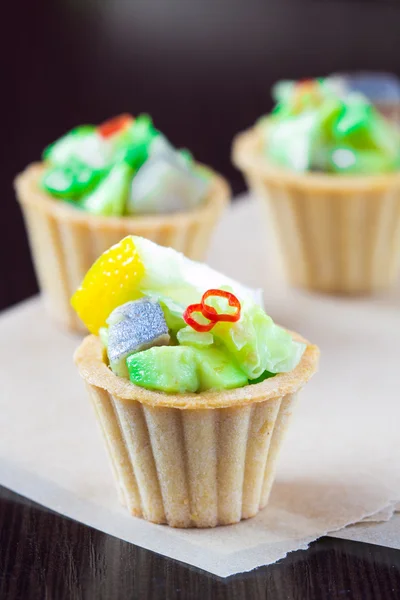 Salad tartar with herring, avocado, lettuce in tartlet, canapes — Stock Photo, Image