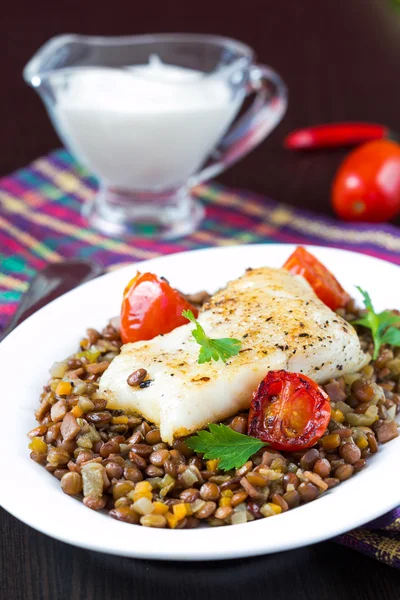 White fish fillet of perch, cod with vegetables and lentils, tom — Stock Photo, Image