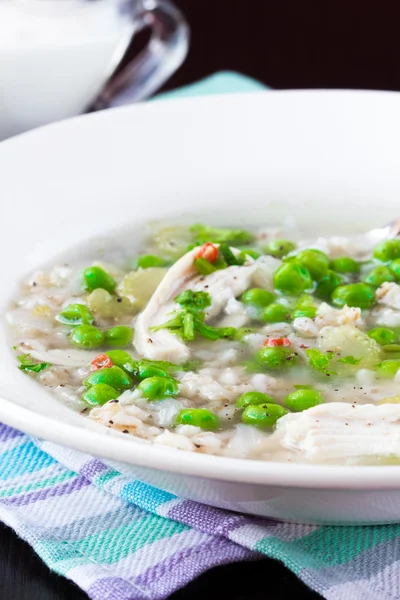 Sopa de pollo con guisantes verdes, cebada perlada, chile, comida —  Fotos de Stock