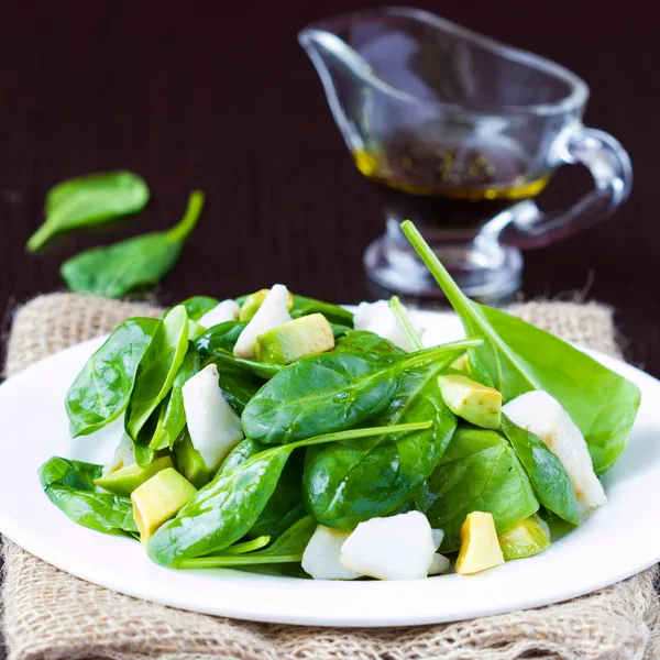 Ensalada verde con espinacas, pescado blanco y aguacate, comida dietética —  Fotos de Stock