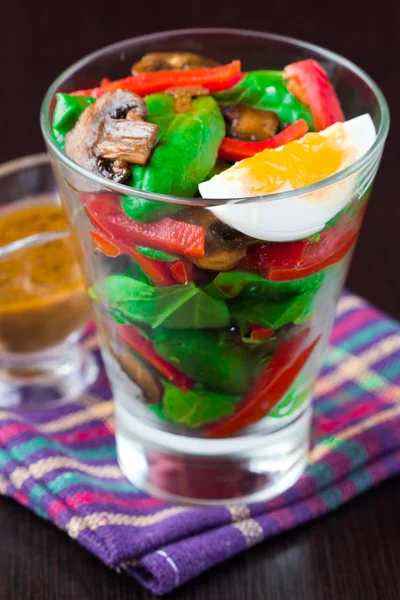 Fresh green salad with spinach, mushrooms, red pepper paprika, e — Stock Photo, Image