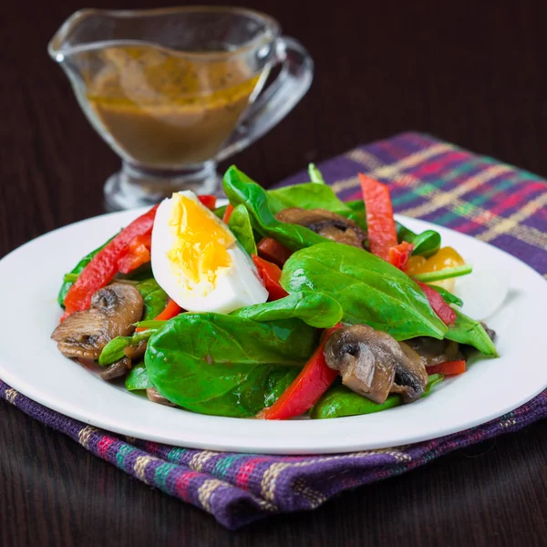 Fresh green salad with spinach, mushrooms, red pepper paprika, e — Stock Photo, Image