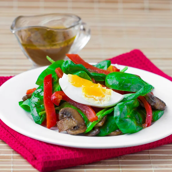 Fresh green salad with spinach, mushrooms, red pepper paprika, e — Stock Photo, Image