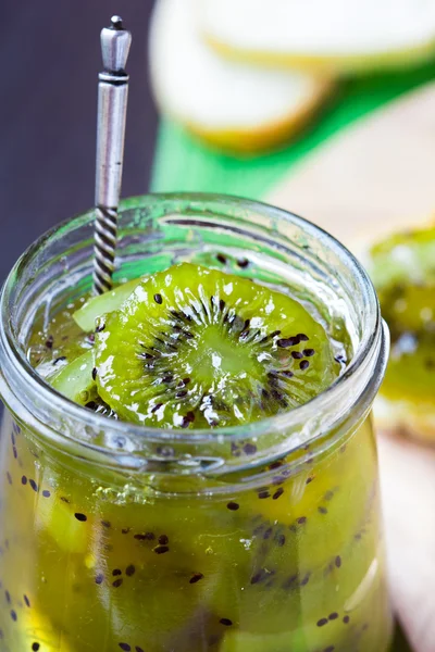 Exotische jam, confiture met kiwi en citroen — Stockfoto