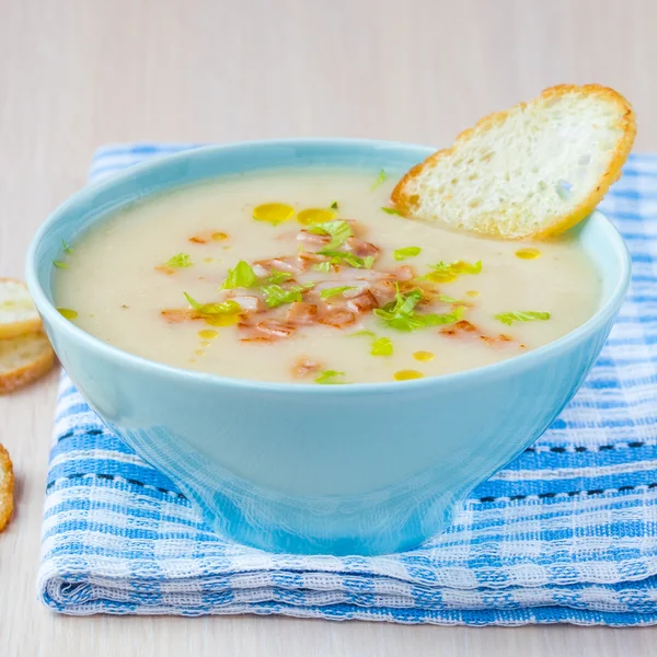 Leckere Gemüsecremesuppe mit Kartoffeln, Sellerie, Schinken, frisch — Stockfoto