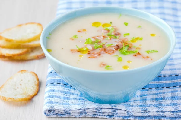 Leckere Gemüsecremesuppe mit Kartoffeln, Sellerie, Schinken, frisch — Stockfoto