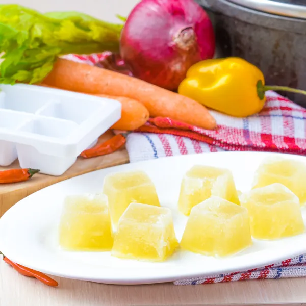 Caldo de legumes de frango congelado caseiro cubos de gelo, preparação f — Fotografia de Stock