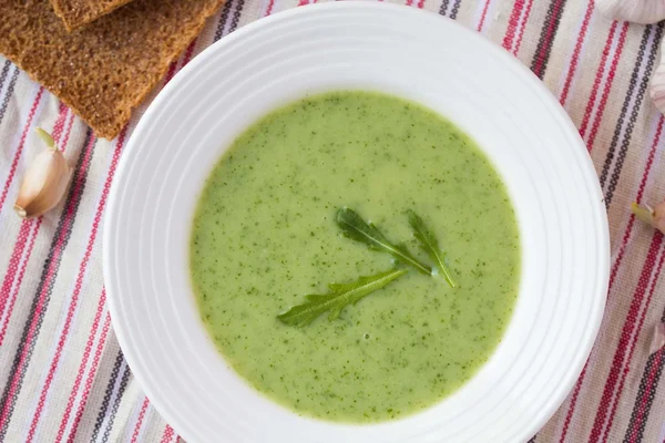 Green garlic cream soup with leaves rukola, arugula, healthy die — Stock Image Green garlic cream soup with leaves rukola, arugula, healthy die Stock Image