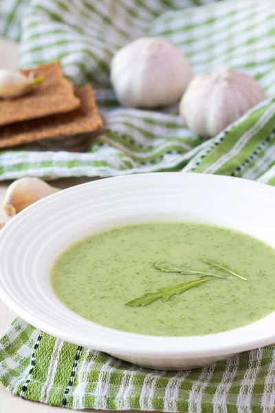 Green garlic cream soup with leaves rukola, arugula, healthy die Stock Picture