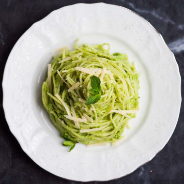 pesto yeşil bezelye, nane, pista İtalyan yeşil makarna spagetti