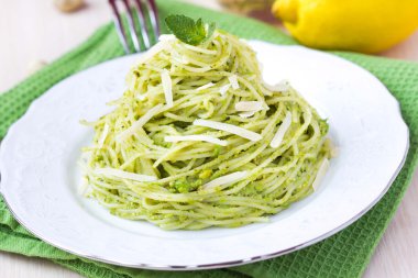 pesto yeşil bezelye, nane, pista İtalyan yeşil makarna spagetti