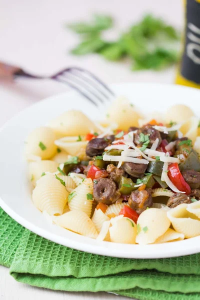 Pasta with sauce chicken hearts, vegetables, red paprica, green — Stock Photo, Image