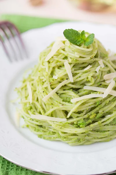 Espaguetis de pasta verde italiana con guisantes verdes pesto, menta, pista —  Fotos de Stock